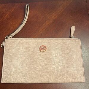 MICHAEL Michael Kors Jet Set Charm Wristlet - light pink